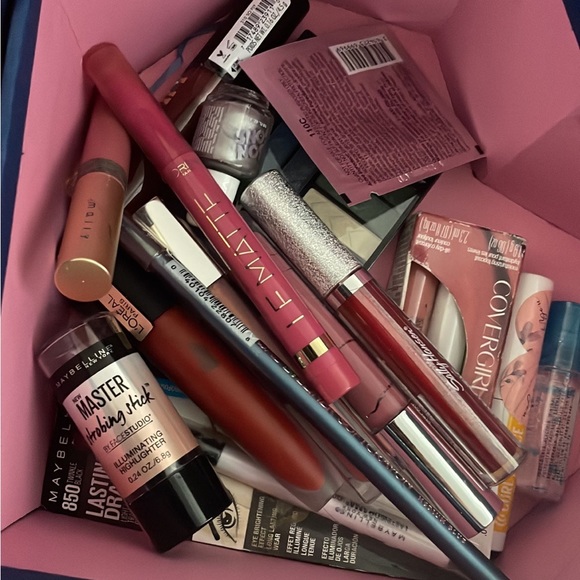 Bundle of makeup - Picture 5 of 6